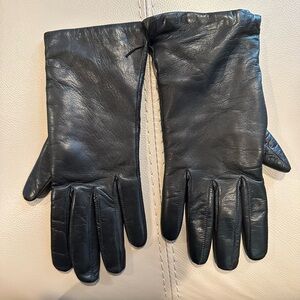 Women’s black leather gloves, size 6.5. NWT